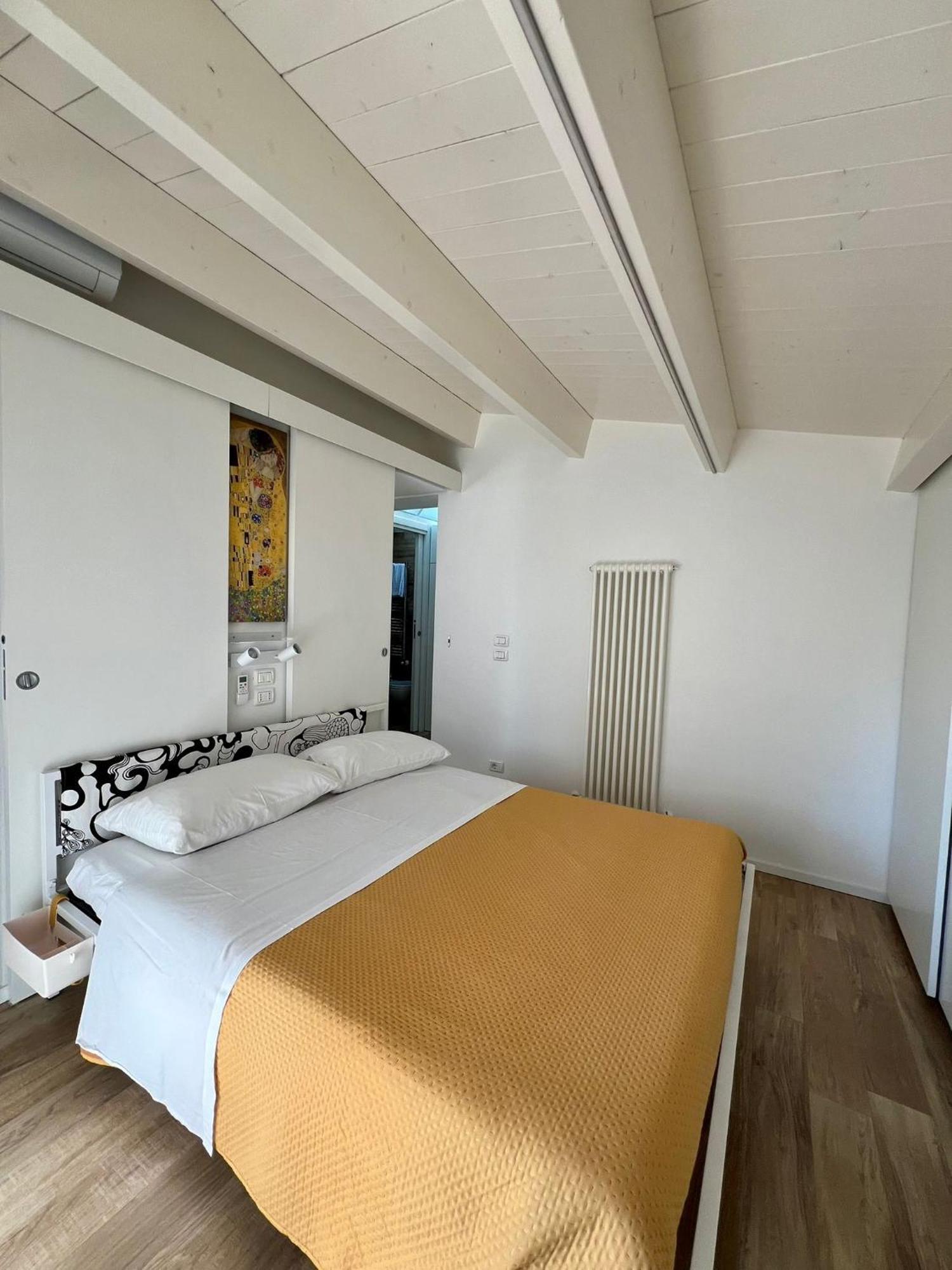 Casa Klimt Vicinissima Al Mare Parcheggio Privato Gratuito Se Disponibile Leilighet Pescara Eksteriør bilde